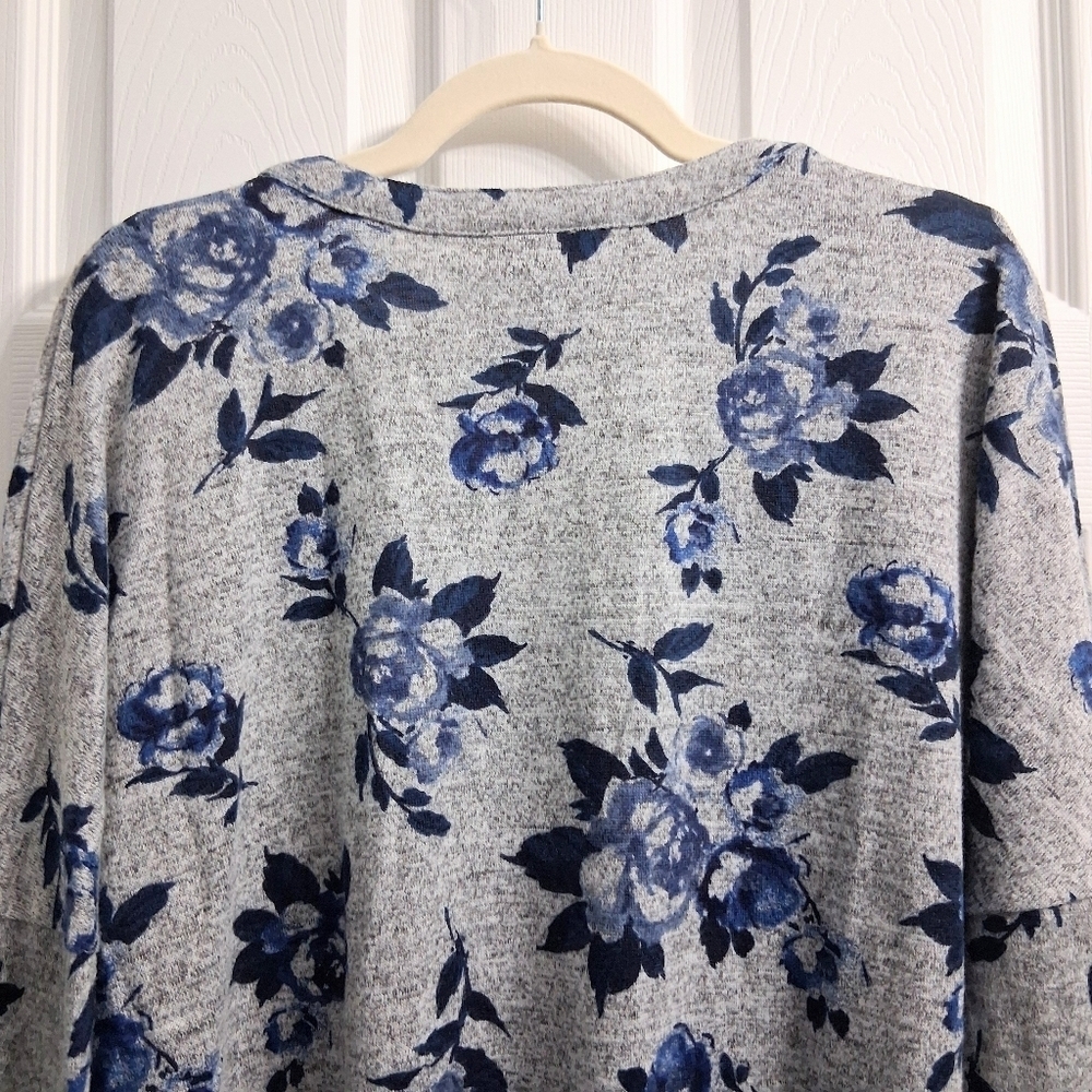 By & By Sweater Blue Roses Gray Background Size Large - Picture 10 of 14